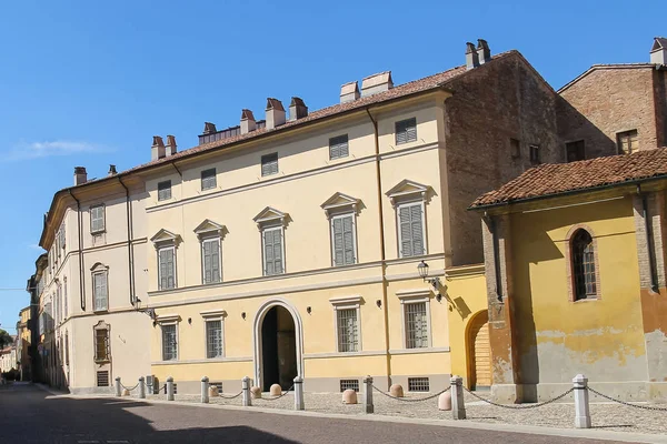 Rua velha do centro histórico da cidade. Piacenza, Itália — Fotografia de Stock