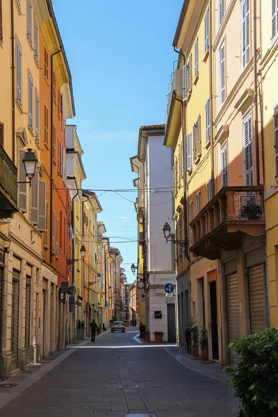 歴史的な市内中心部の狭い古い町並み。ピアチェンツァ、イタリア — ストック写真