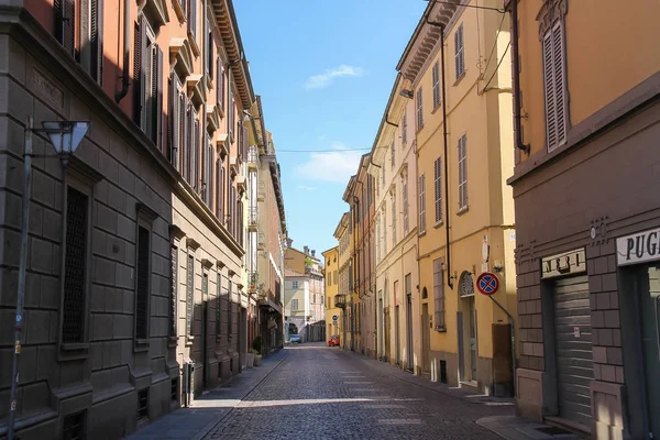 Úzká ulička z historického centra města. Piacenza, Itálie — Stock fotografie