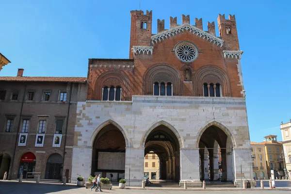 Palazzo Comunale en Piazza Cavalli, Piacenza, Italia — Foto de Stock