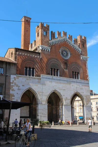 Palazzo Comunale na Piazza Cavalli, Piacenza, Itália — Fotografia de Stock