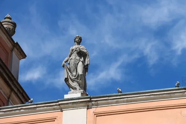 Antique statue on facade of Governor Palace in Piacenza, Italy — Stock Photo, Image