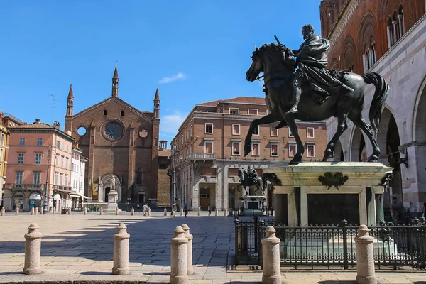 Dos estatuas ecuestres de bronce de Alessandro Farnese, duque de Par Fotos de stock libres de derechos