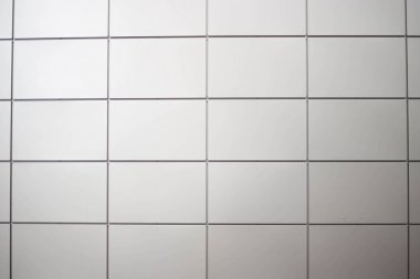 Gri karo duvar panelleri. 