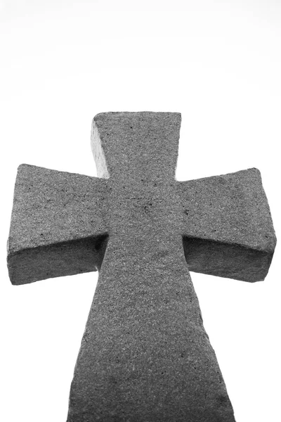 Старый каменный крест на белом фоне . — стоковое фото