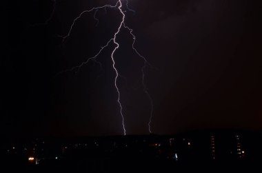 Şehirde gece gök gürültülü bir fırtına var.