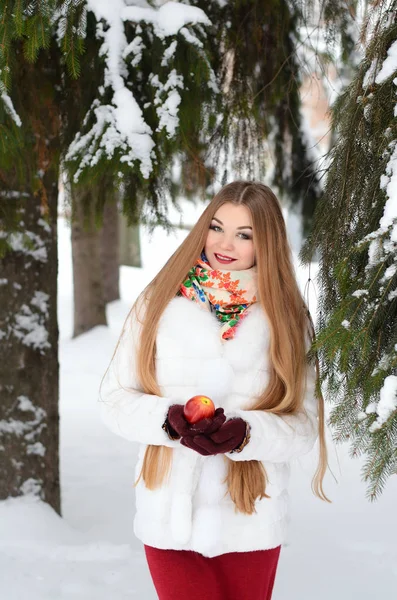 Das Mädchen mit den langen Haaren im Winter, sie im weißen Pelzmantel. — Stockfoto