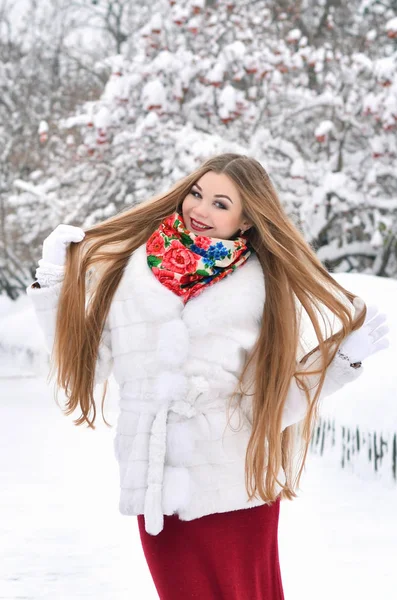 Flickan med långt hår på vintern, hon i en vit päls kappa. — Stockfoto