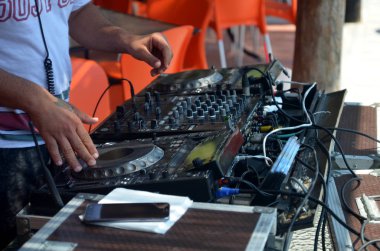 Plaj partisi yüklemesinde arkasında Dj elinde