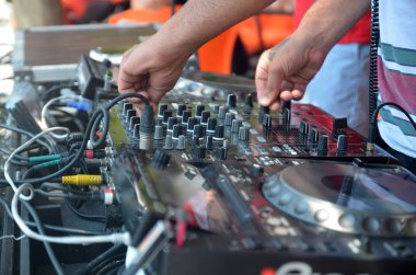 Plaj partisi yüklemesinde arkasında Dj elinde