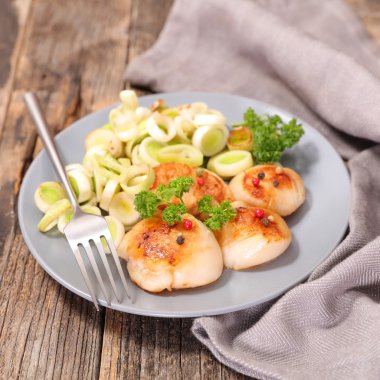 Kızarmış tarak ve pırasa