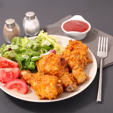 Kızarmış tavuk bacağı.