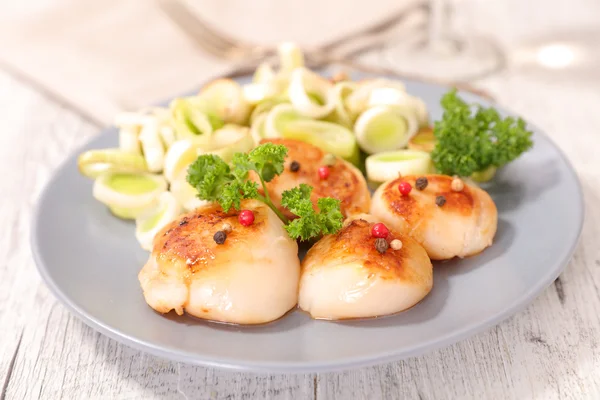 Vieiras fritas y puerro — Foto de Stock