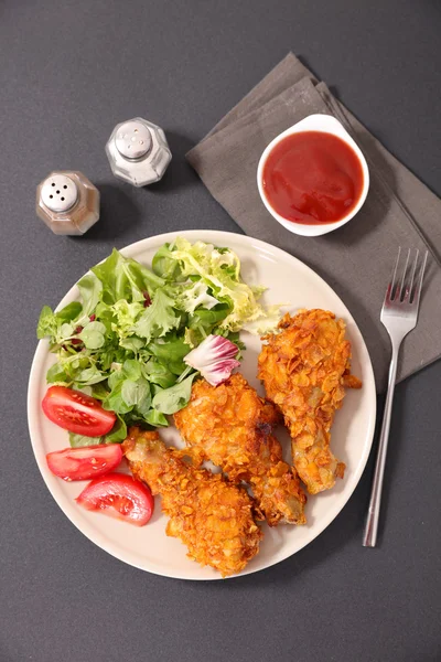 Fried chicken with salad — Stock Photo, Image