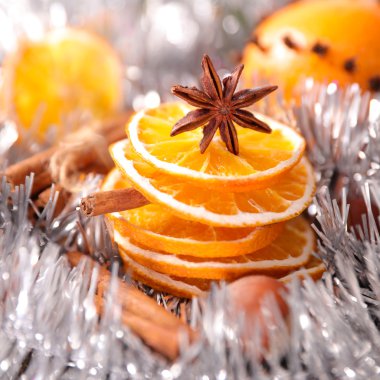 Kuru clementines ve baharatlar