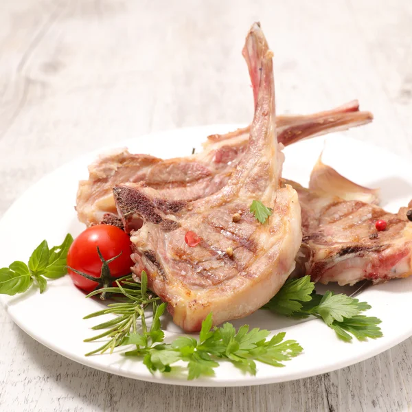 Grilled lamb with tomatoes — Stock Photo, Image