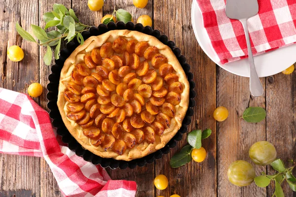 Torta di prugne su tavolo di legno — Foto Stock