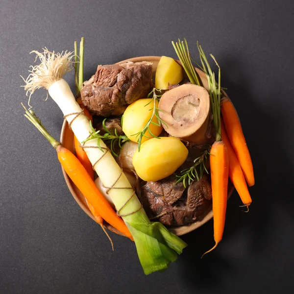 Daging sapi yang dimasak dengan wortel , — Stok Foto