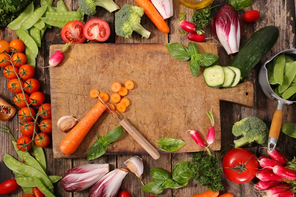 Plantaardige op houten tafel — Stockfoto