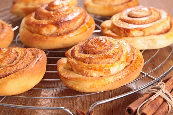 Rolos de bolo de canela na mesa — Fotografia de Stock