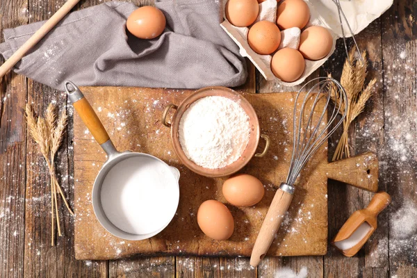 Ingredientes de cozimento e utensílio — Fotografia de Stock