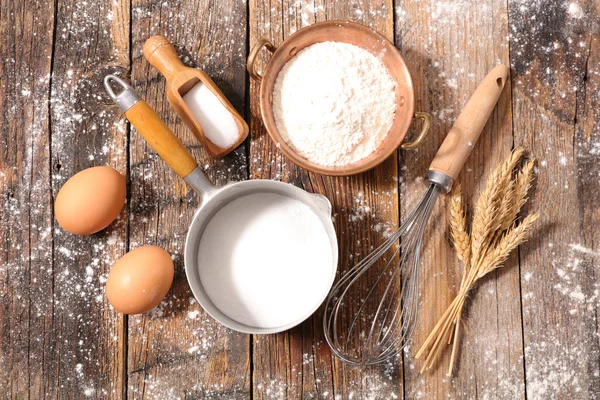 Ingredientes de cozimento e utensílio — Fotografia de Stock