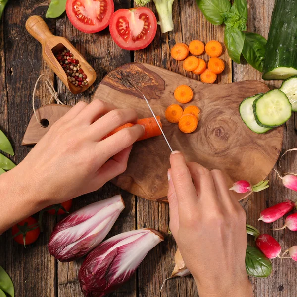 Mujer manos Cortar verduras — Foto de Stock