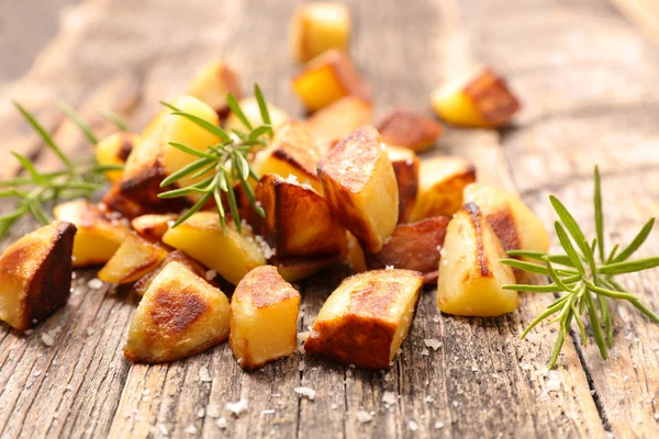 Rostad potatis med rosmarin — Stockfoto