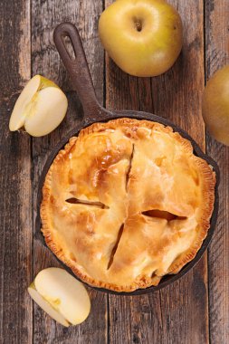 Tahta masada elmalı turta.