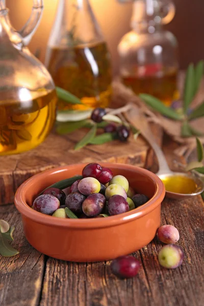 Olives and olive oil — Stock Photo, Image