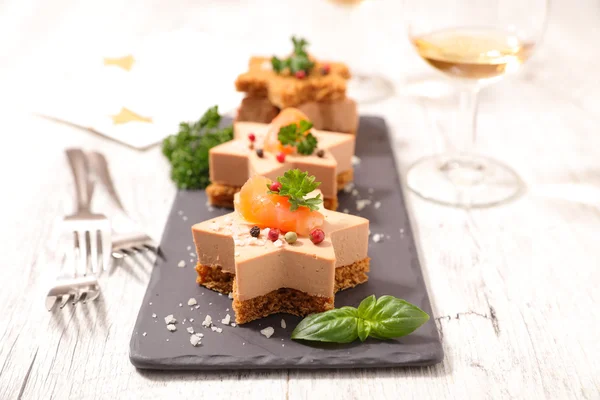 Canapé con pan de jengibre y Foie gras — Foto de Stock