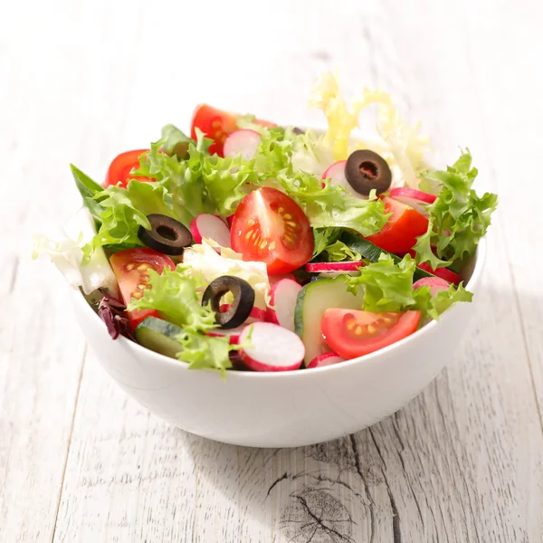 Fräsch sallad på bordet — Stockfoto