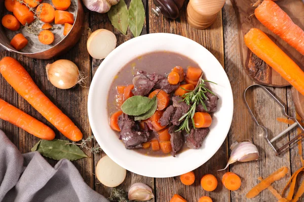 Beef with wine and carrot — Stock Photo, Image