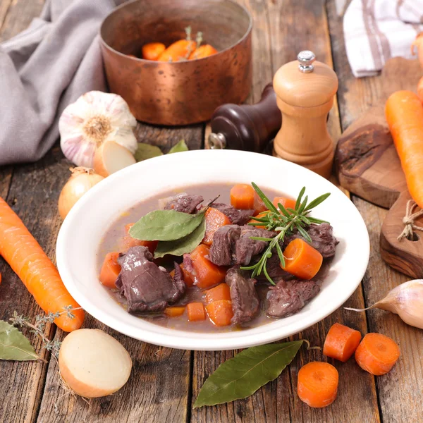 Rindereintopf mit Karotten — Stockfoto