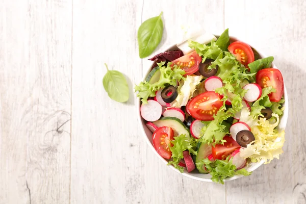 Salade met tomaat en radijs — Stockfoto