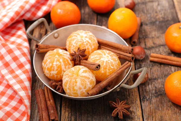 taze clementines ve baharatlar