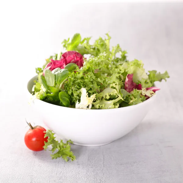 Gemüsesalat auf Holztisch — Stockfoto