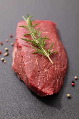 çiğ et baharatlar ile