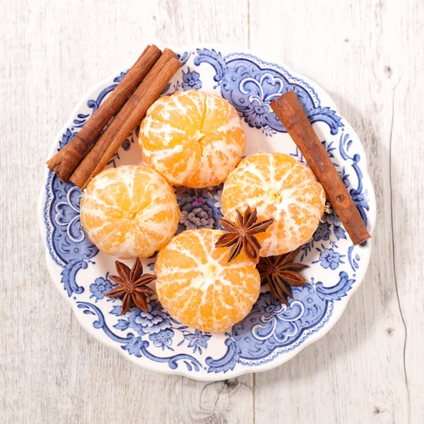 Clementine e spezie su piatto — Foto Stock