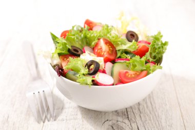 ahşap masa üzerinde sebze salatası