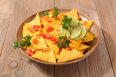 tortilla cips ve guacamole
