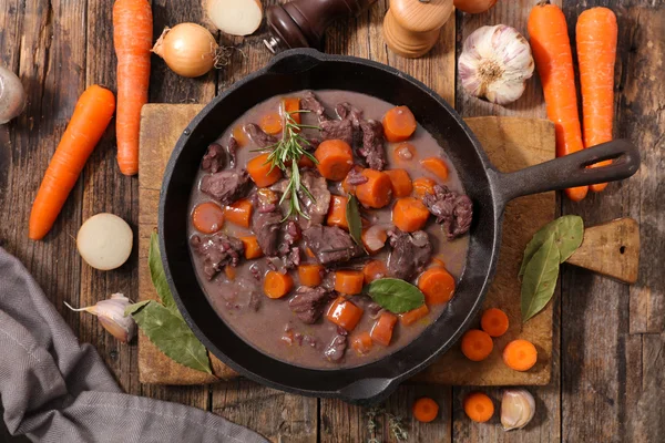 Guisado de carne com cenoura — Fotografia de Stock