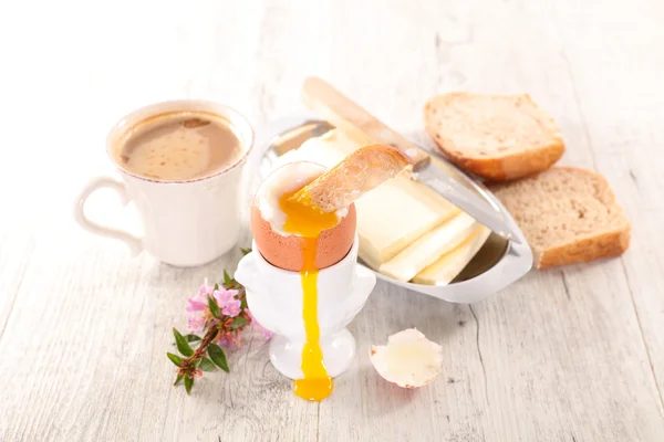 Ontbijt met ei en koffie — Stockfoto