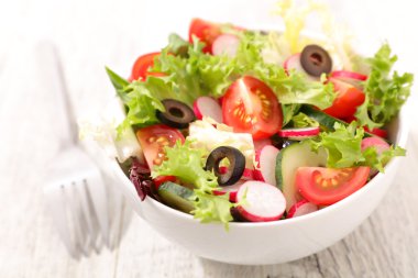 ahşap masa üzerinde sebze salatası