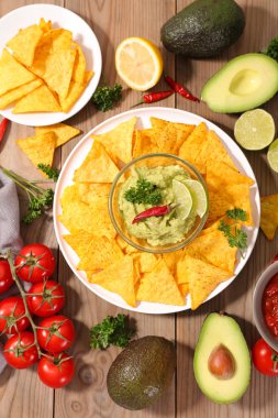 tortilla cips ve guacamole