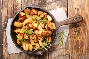 Biberiyeli kızarmış patates.