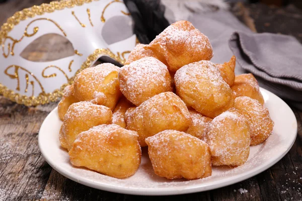 Beignets de carnaval sur la table — Photo