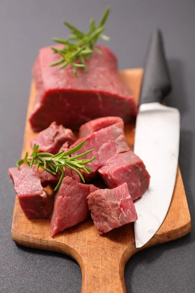 Rått kött med kryddor — Stockfoto