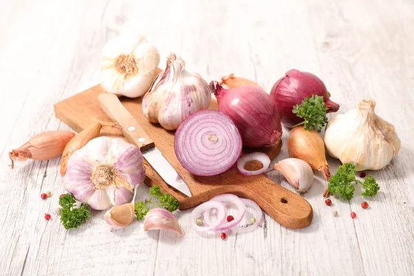 Rohe Zwiebeln und Knoblauch — Stockfoto