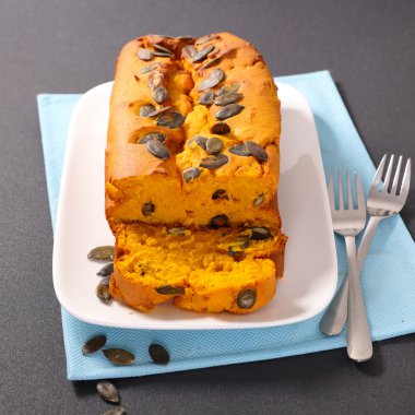 ahşap masa üzerinde kabak pasta